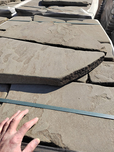 Kamenclub.ru: Песчаник пластушка галтованная серо-зеленая (3,0 см)  купить в Кемерово песчаник серо-зеленый песчаник 18000 руб/м3   фото КАМЕНЬ КЛУБ