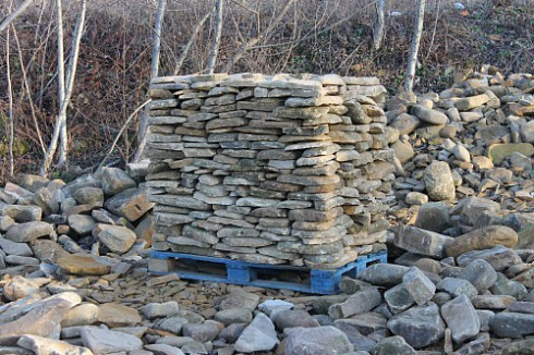 Kamenclub.ru: Песчаник колотый для облицовки (фр. 2-3 см)  купить в Кемерово песчаник бежевый серый рыжий песчаник строительный 5000 руб/т   фото КАМЕНЬ КЛУБ