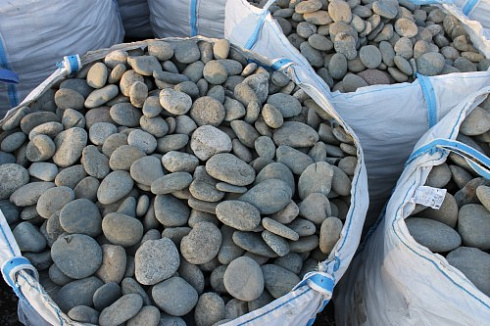 Kamenclub.ru: Галька речная плоская (ассорти) фр. 100-200-300 мм. купить  в Кемерово галька плоская разноцветная серый белый темно-серый синий речная галька ландшафтная 8000 руб/т   фото КАМЕНЬ КЛУБ