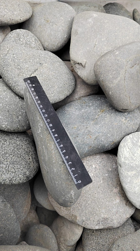 Kamenclub.ru: Галька речная плоская (темно-серая) фр. 70-150 мм. купить  в Кемерово галечник природный темно-серый серый синий речная плоская природная окатанная  9000 руб/т   фото КАМЕНЬ КЛУБ