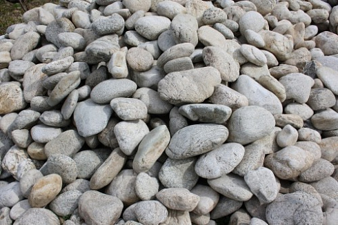 Kamenclub.ru: Бело-серый валунчик фр.100-300 мм.  купить в Кемерово крупный камень для ландшафта серый, белый бело-серый валун крупная галька 4500 руб/т   фото КАМЕНЬ КЛУБ