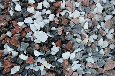 Kamenclub.ru: Мраморная крошка (щебень крошка микс : белый-черный-розовый) фр. 20-40 мм.  купить в Кемерово мрамор белый, черный, розовый декоративная ландшафтная крошка 12000 руб/т   фото КАМЕНЬ КЛУБ