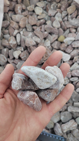 Kamenclub.ru: Мраморная крошка (щебень галтованный розовый) фр.20-40 мм.  купить в Кемерово мрамор розовый, красный оголтованный округлый щебень  15000 руб/т   фото КАМЕНЬ КЛУБ