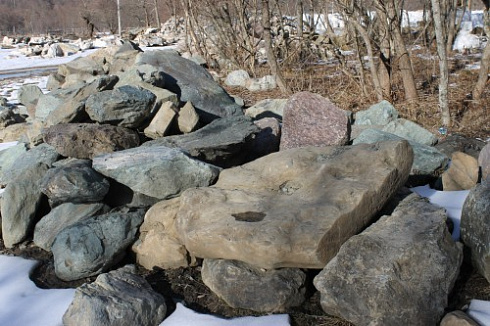 Kamenclub.ru: Гранит скальник (серо-зеленый) фр. 500-1500 мм.  купить в Кемерово гранит мрамор  серый зеленый темно-серый глыба скальная колотая ландшафтная 7 500 руб/т   фото КАМЕНЬ КЛУБ