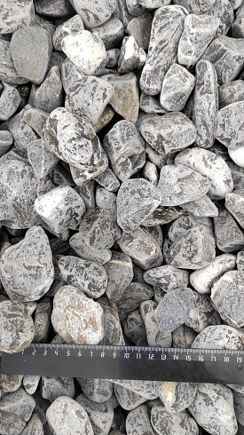 Kamenclub.ru: Щебень галтованный черный (мрамор) фр.40-70 мм.  купить в Кемерово мрамор черный с белыми прожилками, черный, белый щебень галтованный округлый 13500 руб/т   фото КАМЕНЬ КЛУБ