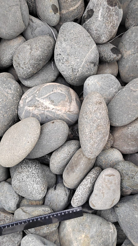 Kamenclub.ru: Галька речная окат (темно-серая) фр. 70-150 мм. купить  в Кемерово галька речная темно-серая, синяя, серая речная галька округлая  8000 руб/т   фото КАМЕНЬ КЛУБ