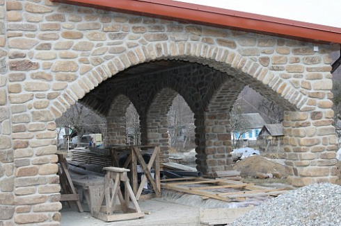 Kamenclub.ru: Песчаник для строительства и кладки блочный (фр 100-200 мм)  купить в Кемерово песчаник бежевый серый рыжий валун мелкий для строительства песчаник 6500 руб/т   фото КАМЕНЬ КЛУБ