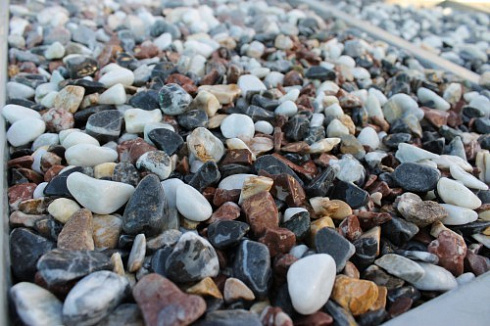 Kamenclub.ru: Мраморная крошка (щебень галтованный микс:белый-черный-розовый-медовый) фр.10-20 мм.  купить в Кемерово мрамор белый, медовый, черный, розовый мраморный декоративный ландшафтный окатанный округлый галтованный щебень 15500 руб/т   фото КАМЕНЬ КЛУБ