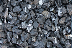 Kamenclub.ru: Щебень крошка черный (мрамор) фр. 5-10 мм.  купить в Кемерово мрамор черный с белыми прожилками, черный, белый мраморная крошка декоративная ландшафтная 11000 руб/т   фото КАМЕНЬ КЛУБ