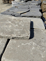 Kamenclub.ru: Песчаник пластушка светло-серый (2,0 см)  купить в Кемерово плитняк- ластушка светло-серый, серый рваный ландшафтный плитняк колотый 13800 руб/м3   фото КАМЕНЬ КЛУБ