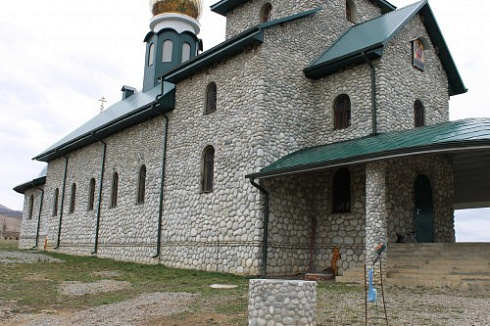 Kamenclub.ru: Галька речная плоская (бело-серая) фр. 100-200-300 мм. купить  в Кемерово галька речная плоская серый, белый, бело-серый, серо-белый речная галька плоская  9000 руб/т   фото КАМЕНЬ КЛУБ