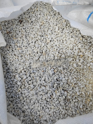 Kamenclub.ru: Мраморная крошка, щебень, цвет-белый, фр. 5-10 мм.  купить в Кемерово мрамор белый, айвори, молочный мраморная каменная крошка ландшафтная 12000 руб/т   фото КАМЕНЬ КЛУБ