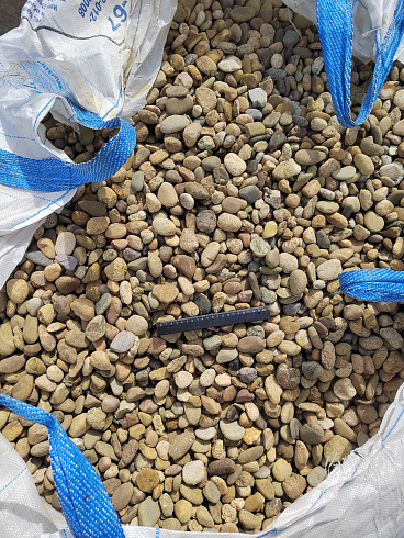 Kamenclub.ru: Галька речная окат рыжая фр. 20-40 мм. купить  в Кемерово галька речная окатанная рыжая желтая серая округлая речная галька 5000 руб/т   фото КАМЕНЬ КЛУБ