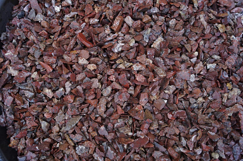 Kamenclub.ru: Щебень крошка красный (ЯШМА) фр. 5-10 мм.  купить в Кемерово крошка каменная яшмы красный, бордовый, темно-красный декоративная крошка ландшафтная каменная яшмоидная 8500 руб/т   фото КАМЕНЬ КЛУБ