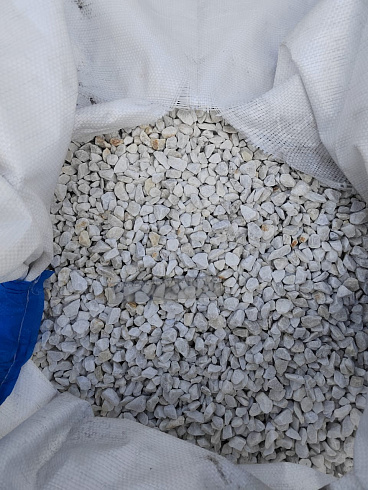 Kamenclub.ru: Мраморная крошка, щебень, цвет-белый, фр. 10-20 мм.  купить в Кемерово мрамор белый, молочный айвори каменная ландшафтная декоративная крошка шебня 12000 руб/т   фото КАМЕНЬ КЛУБ