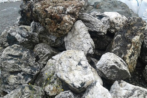 Kamenclub.ru: Черный гранит - кварцит фр. 500-1000 мм.  купить в Кемерово гранит кварцит черный серый белый скальный колотый валун 9750 руб/т   фото КАМЕНЬ КЛУБ