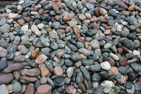 Kamenclub.ru: Галька окат (цветная картошка) фр. 50-100 мм. купить  в Кемерово галька природная окатанная серый белый цветной синий темно-серый коричневый округлый галечник окатанный 6800 руб/т   фото КАМЕНЬ КЛУБ