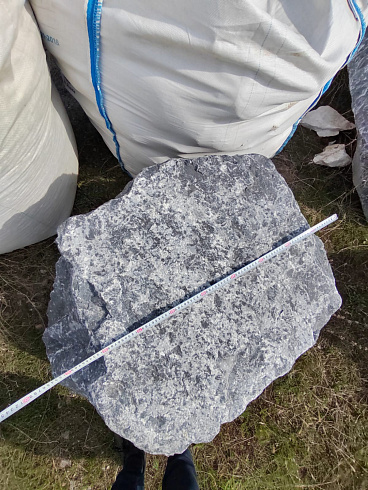 Kamenclub.ru: Черный мрамор скальник фр. 1000-1500 мм.  купить в Кемерово мрамор черный белый серый крупный колотый валун ландшафтный 9000 руб/т   фото КАМЕНЬ КЛУБ