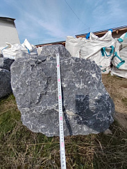 Kamenclub.ru: Черный мрамор скальник фр. 1000-1500 мм.  купить в Кемерово мрамор черный белый серый крупный колотый валун ландшафтный 9000 руб/т   фото КАМЕНЬ КЛУБ
