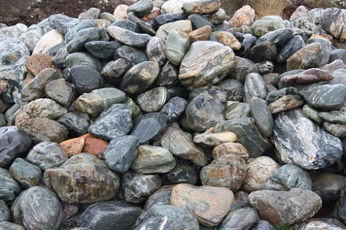 Kamenclub.ru: Ландшафтные валунчики фр.100-500 мм.  купить в Кемерово крупный природный камень серый, темно-серый, светло-серый речной валун крупный 4800 руб/т   фото КАМЕНЬ КЛУБ