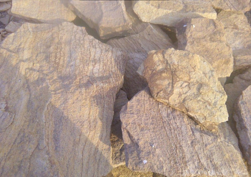 Kamenclub.ru: Песчаник пластушка "фонтанка" желтая (3,0 - 5,0 см)  купить в Кемерово песчаник желтая, рыжий, желтый песчаник колотый рваный со сколом облицовочный 16200 руб/м3   фото КАМЕНЬ КЛУБ