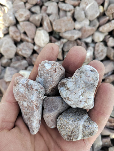 Kamenclub.ru: Мраморная крошка (щебень галтованный розовый) фр.20-40 мм.  купить в Кемерово мрамор розовый, красный оголтованный округлый щебень  15000 руб/т   фото КАМЕНЬ КЛУБ