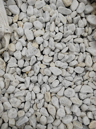 Kamenclub.ru: Мраморная крошка (щебень галтованный белый) фр.40-70 мм.  купить в Кемерово мрамор белый молочный айвори окатанный округлый природный камень 17000 руб/т   фото КАМЕНЬ КЛУБ