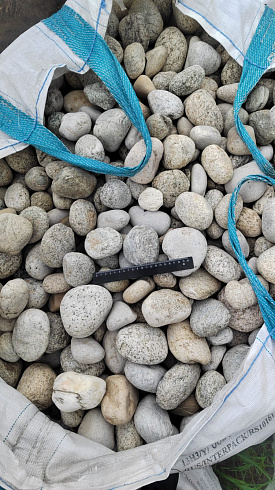 Kamenclub.ru: Галька речная окат (серо-белая) фр. 70-120 мм купить  в Кемерово галька галечник бело-серая, серо-белая, серая, белая речная природная галька  8000 руб/т   фото КАМЕНЬ КЛУБ