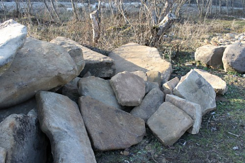 Kamenclub.ru: Песчаник плиты - плахи - пошаговые дорожки (фр. 70-150 мм)  купить в Кемерово песчаник серый бежевый желтый зеленый колотый песчаник строительный 6500 руб/т   фото КАМЕНЬ КЛУБ