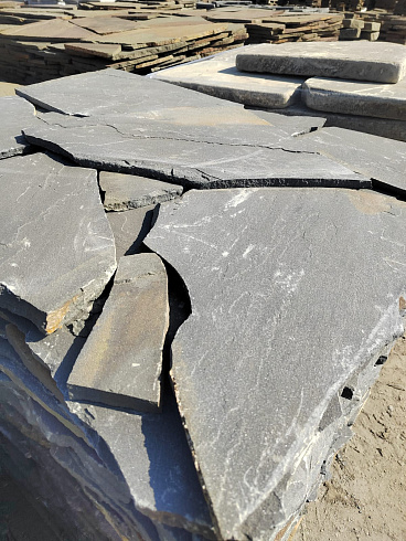 Kamenclub.ru: Песчаник пластушка светло-серый (3,0 см)  купить в Кемерово песчаник светло-серый, серый песчаник рваный ландшафтный колотый 13800 руб/м3   фото КАМЕНЬ КЛУБ