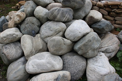 Kamenclub.ru: Речной валун Кабанчик фр.300-500 мм.  купить в Кемерово крупный природный камень галька серый, темно-серый речной валун галечник масштабный 7000 руб/т   фото КАМЕНЬ КЛУБ