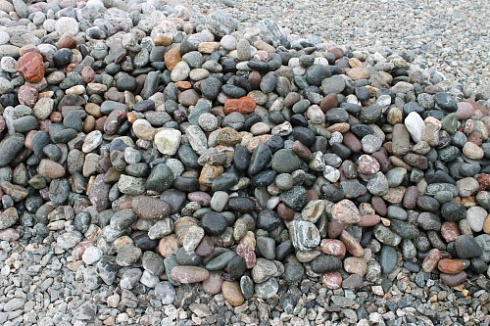 Kamenclub.ru: Галька окат (цветная картошка) фр. 50-100 мм. купить  в Кемерово галька природная окатанная серый белый цветной синий темно-серый коричневый округлый галечник окатанный 6800 руб/т   фото КАМЕНЬ КЛУБ