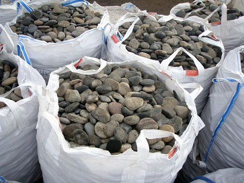 Kamenclub.ru: Галька речная плоская (ассорти) фр. 70-150 мм. купить  в Кемерово галька галечник серый белый темно-серый синий светло-серый плоская природная галька  9000 руб/т   фото КАМЕНЬ КЛУБ