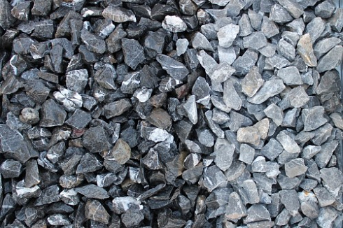 Kamenclub.ru: Щебень крошка черный (мрамор) фр. 20-40 мм.  купить в Кемерово мрамор черный с белыми прожилками мраморная каменная крошка 11000 руб/т   фото КАМЕНЬ КЛУБ