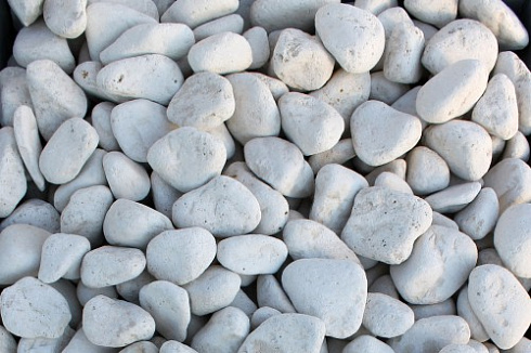 Kamenclub.ru: Мраморная крошка (щебень галтованный белый) фр.40-70 мм.  купить в Кемерово мрамор белый молочный айвори окатанный округлый природный камень 17000 руб/т   фото КАМЕНЬ КЛУБ