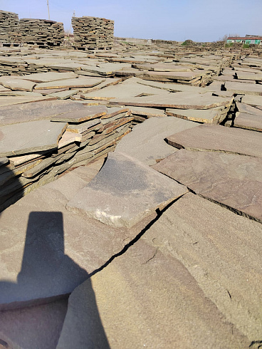 Kamenclub.ru: Песчаник пластушка серо-зеленый (4,0 см- 5,0 см)  купить в Кемерово песчаник серо-зеленый, серый, зеленый песчаник рваный ландшафтный колотый 9000 руб/м3   фото КАМЕНЬ КЛУБ