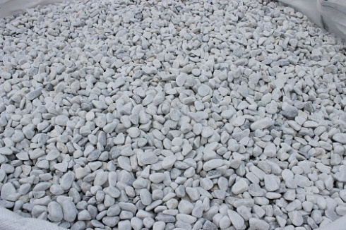 Kamenclub.ru: Мраморная крошка (щебень галтованный белый) фр.10-20 мм.  купить в Кемерово мрамор белый, молочный, айвори окатанный округлый декоративный ландшафтный щебень 17000 руб/т   фото КАМЕНЬ КЛУБ