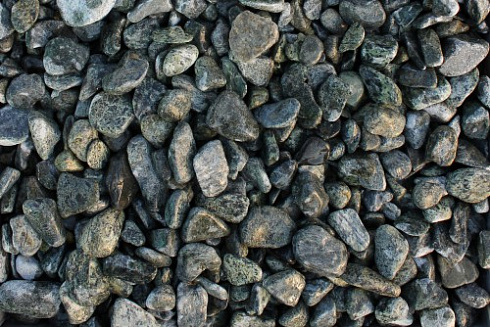 Kamenclub.ru: Щебень галтованный зеленый (змеевик) фр. 20-40 мм.  купить в Кемерово мрамор зеленый, салатовый оголтованный щебень мраморный 12500 руб/т   фото КАМЕНЬ КЛУБ