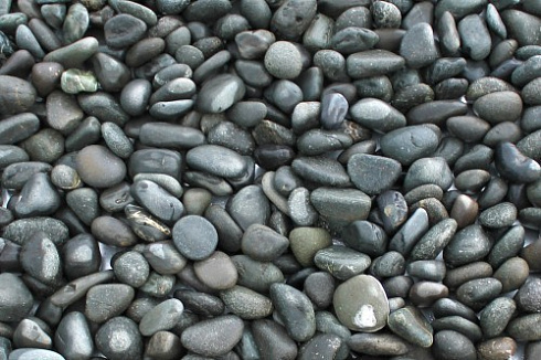 Kamenclub.ru: Галька речная окат (темно-серая) фр. 70-150 мм. купить  в Кемерово галька речная темно-серая, синяя, серая речная галька округлая  8000 руб/т   фото КАМЕНЬ КЛУБ