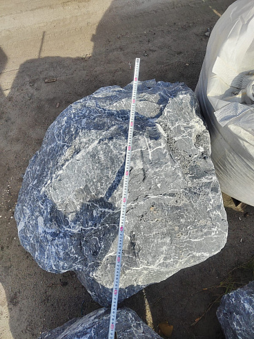 Kamenclub.ru: Черный мрамор скальник фр. 1000-1500 мм.  купить в Кемерово мрамор черный белый серый крупный колотый валун ландшафтный 9000 руб/т   фото КАМЕНЬ КЛУБ