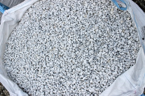 Kamenclub.ru: Мраморная крошка (щебень галтованный белый) фр.10-20 мм.  купить в Кемерово мрамор белый, молочный, айвори окатанный округлый декоративный ландшафтный щебень 17000 руб/т   фото КАМЕНЬ КЛУБ