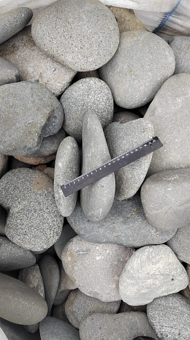 Kamenclub.ru: Галька речная плоская (темно-серая) фр. 70-150 мм. купить  в Кемерово галечник природный темно-серый серый синий речная плоская природная окатанная  9000 руб/т   фото КАМЕНЬ КЛУБ