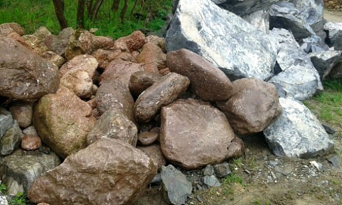 Kamenclub.ru: Конгломераты фр. 300-1000 мм.  купить в Кемерово кварц мрамор диабаз коричневый, серый зеленоватый речной валун крупный 6500 руб/т   фото КАМЕНЬ КЛУБ