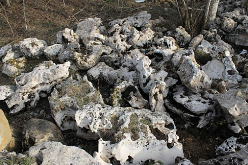 Kamenclub.ru: Выветренный известняк (степной) фр. 500-1500 мм.  купить в Кемерово    10000 руб/т   фото КАМЕНЬ КЛУБ