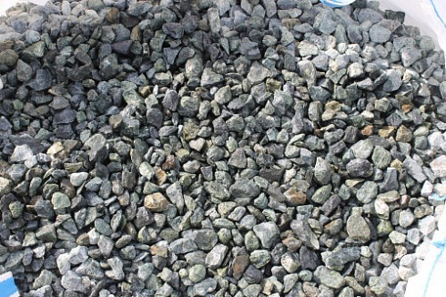 Kamenclub.ru: Щебень крошка зеленый (змеевик) фр. 20-40 мм.  купить в Кемерово мрамор зеленый, салатовый ландшафтная мраморная крошка 8500 руб/т   фото КАМЕНЬ КЛУБ
