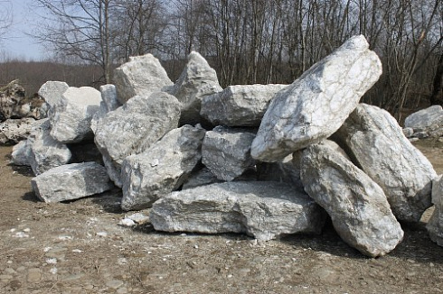 Kamenclub.ru: Мраморизированный известняк фр.500-1500 мм.  купить в Кемерово    10000 руб/т   фото КАМЕНЬ КЛУБ