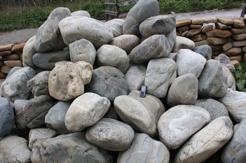 Kamenclub.ru: Речной валун Кабанчик фр.300-500 мм.  купить в Кемерово крупный природный камень галька серый, темно-серый речной валун галечник масштабный 7000 руб/т   фото КАМЕНЬ КЛУБ