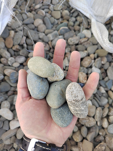 Kamenclub.ru: Галька речная окат (пестрая) фр. 20-40 мм. купить  в Кемерово галька речная пестрая, серая, серые оттенки галька речная окатанная округлая 5000 руб/т   фото КАМЕНЬ КЛУБ