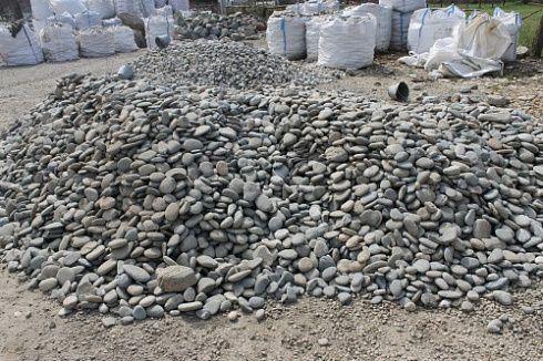 Kamenclub.ru: Галька речная плоская (ассорти) фр. 70-150 мм. купить  в Кемерово галька галечник серый белый темно-серый синий светло-серый плоская природная галька  9000 руб/т   фото КАМЕНЬ КЛУБ