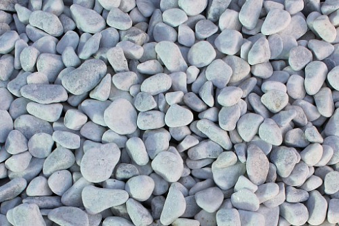 Kamenclub.ru: Мраморная крошка (щебень галтованный белый), фр.20-40 мм.  купить в Кемерово мрамор белый бежевый молочный мраморный щебень декоративный 17000 руб/т   фото КАМЕНЬ КЛУБ